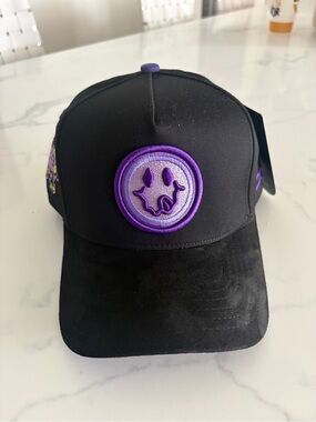 Black Hat with Purple Smiley Patch - Men's Baseball Cap